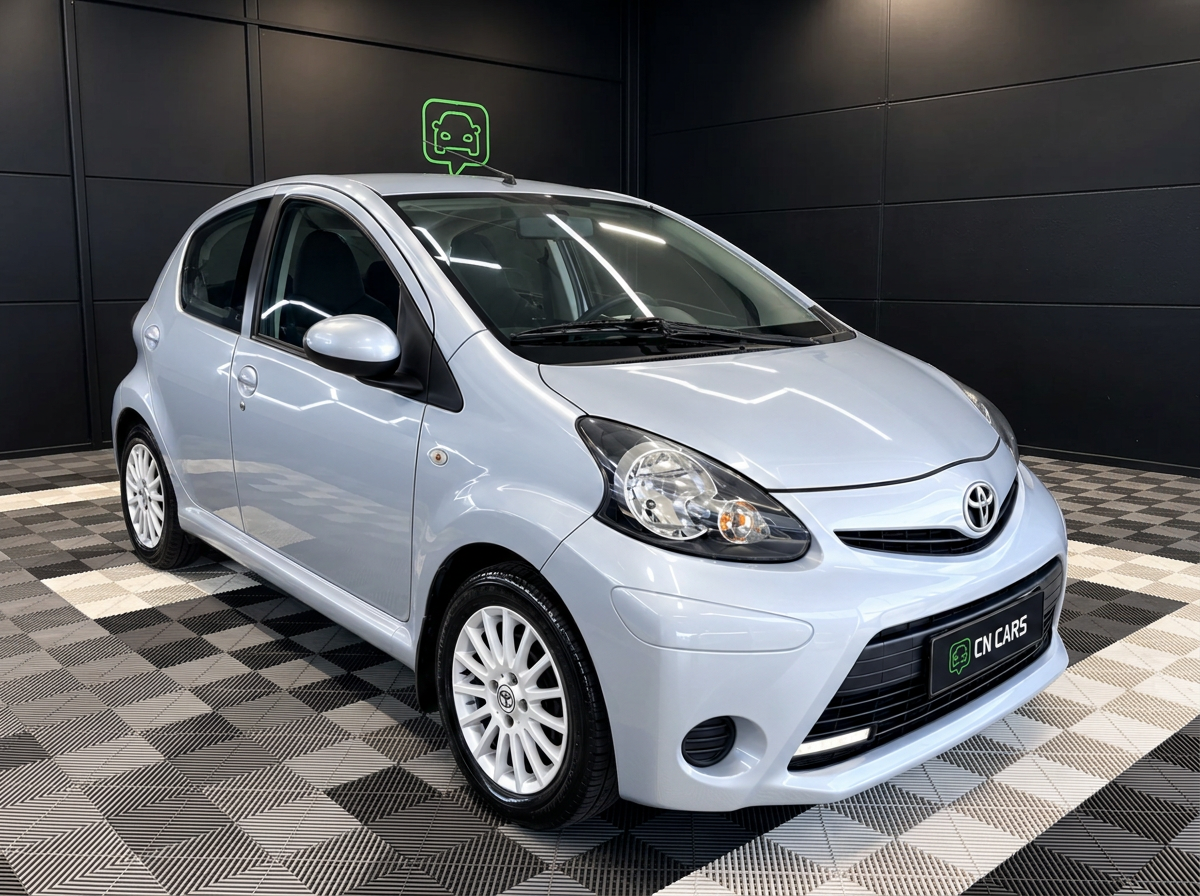 Solgt lyseblå Toyota Aygo i CN CARS showroom
