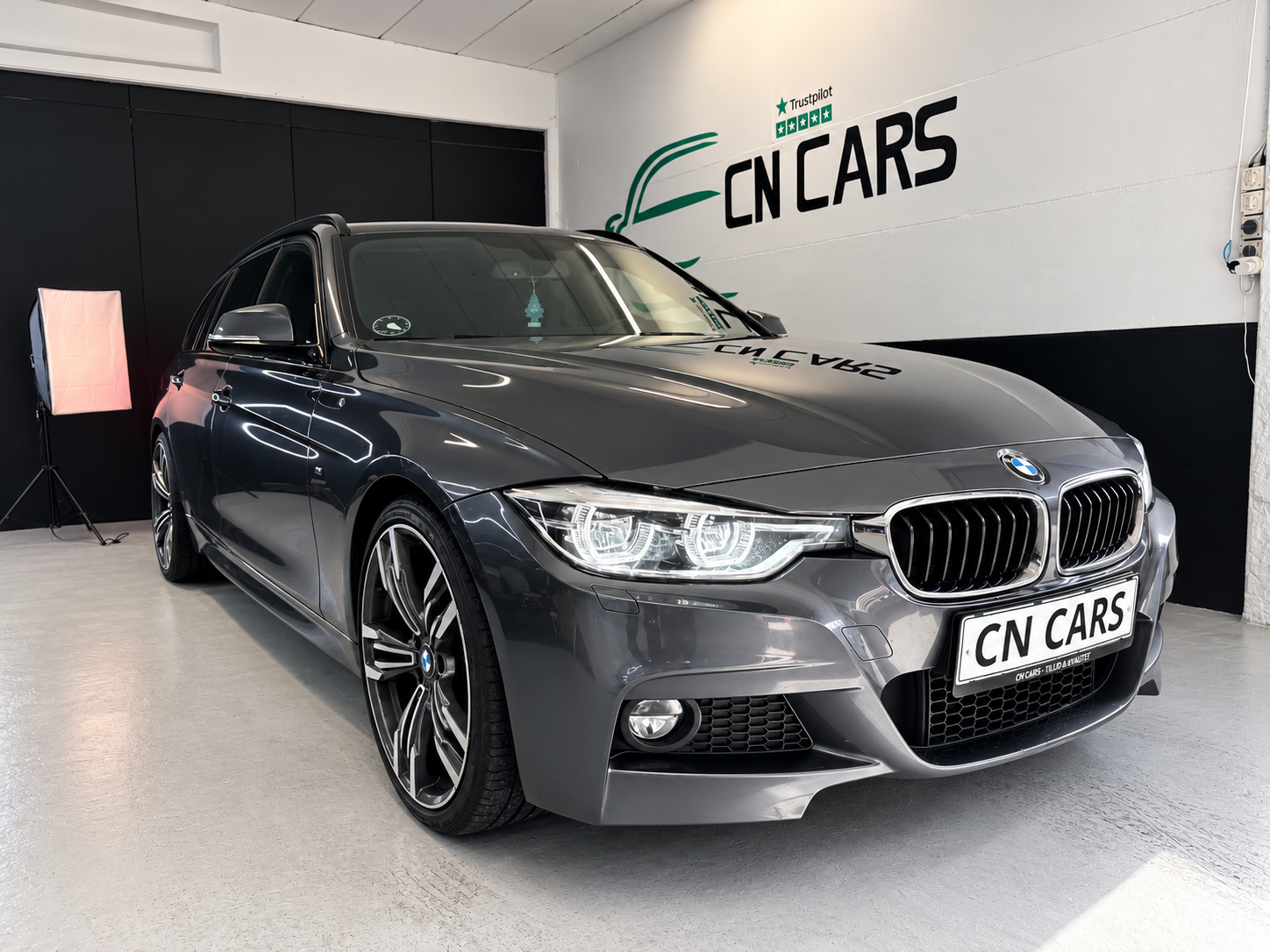 BMW 3-serie Touring i CN CARS' showroom i Skanderborg