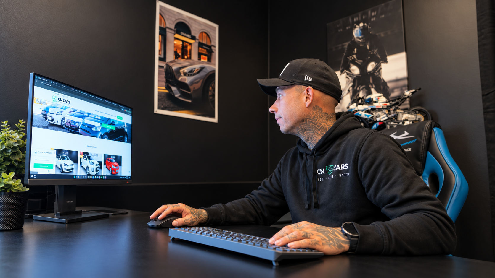 Casper fra CN CARS på kontoret ved skrivebordet