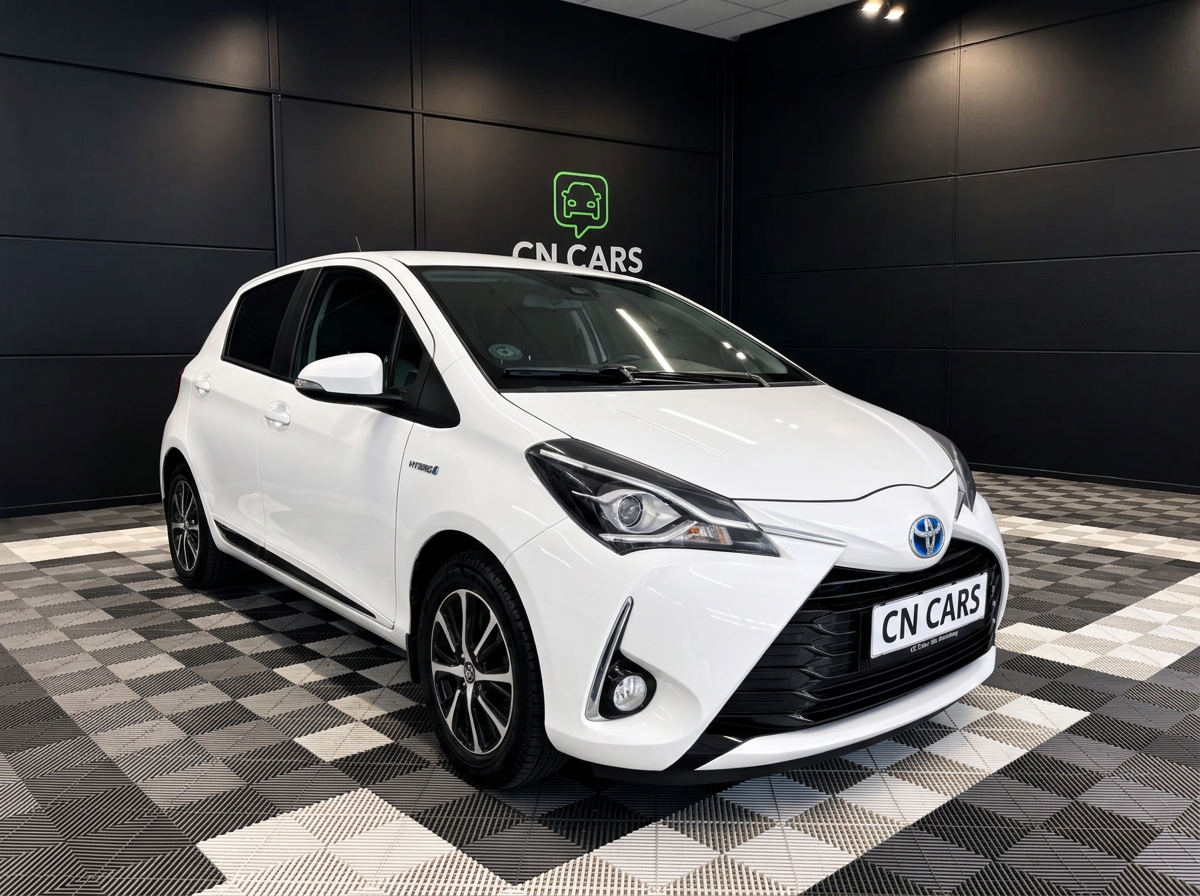 Solgt hvid Toyota Yaris i CN CARS showroom