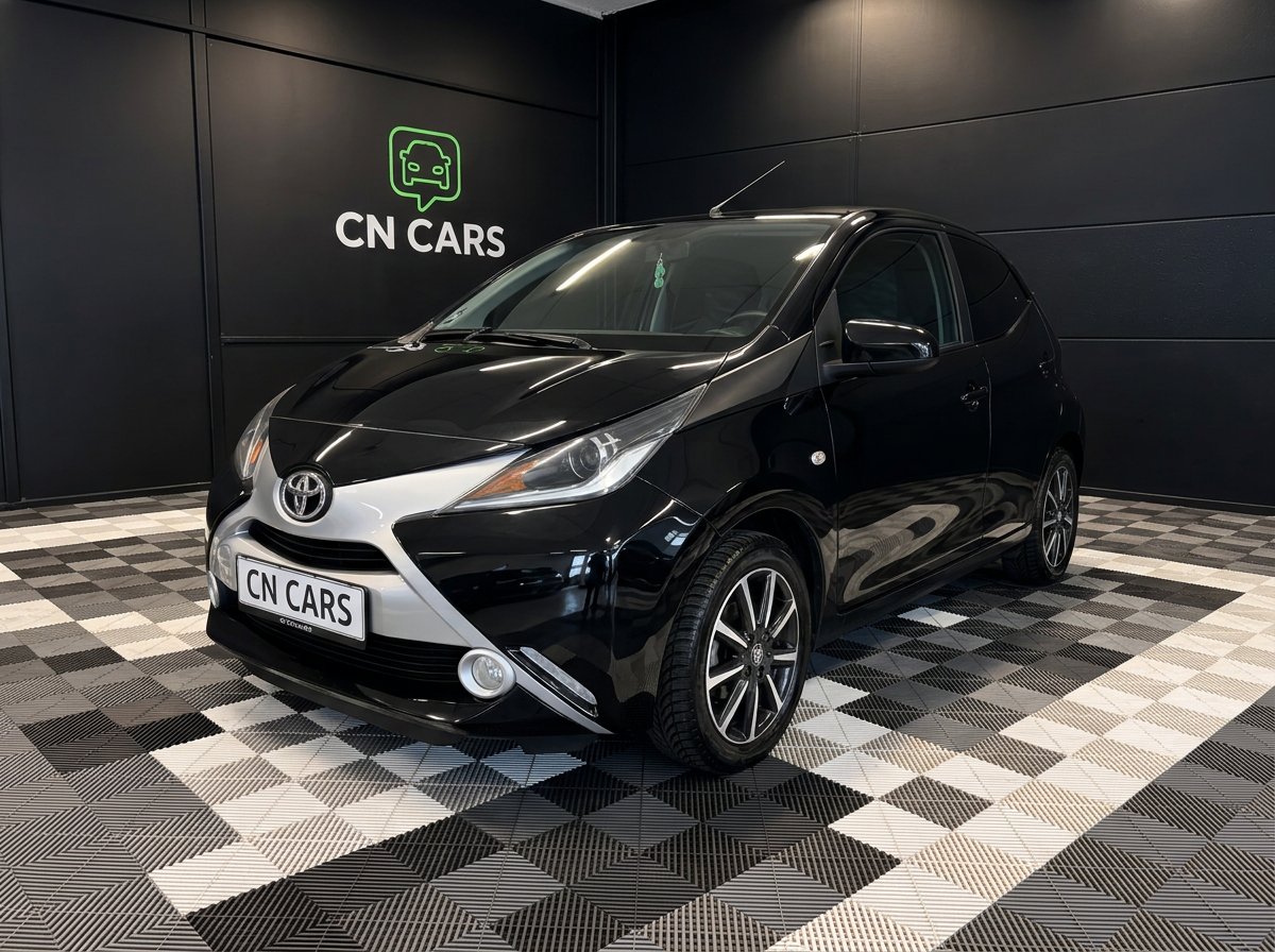 Solgt sort Toyota Aygo i CN CARS showroom